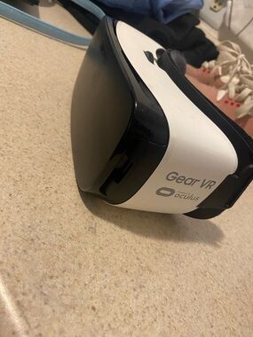Samsung Gear VR Headset (White/Black) by Samsung
